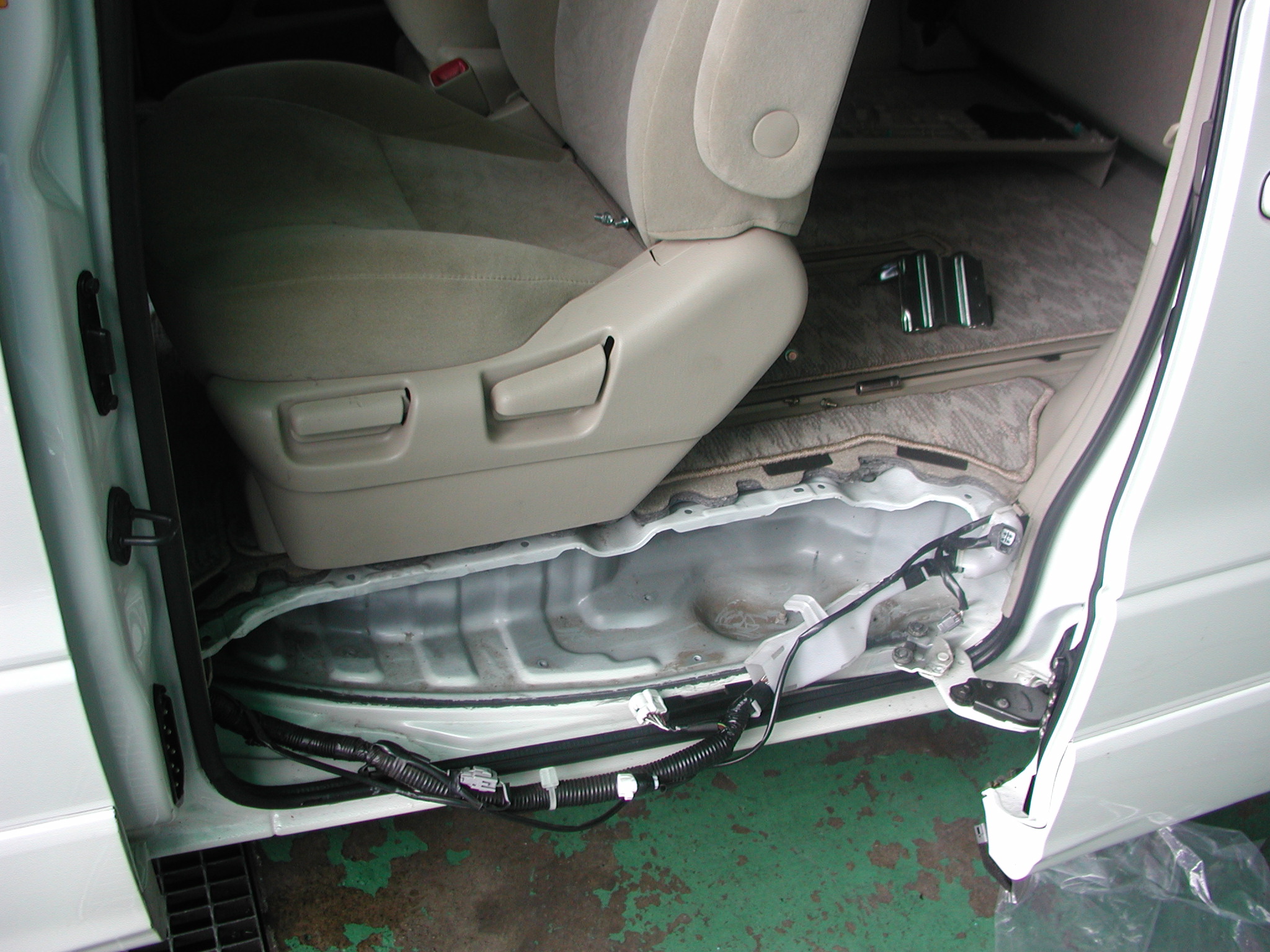 トヨタのエスティマのオートスライドドアについて 東久留米 日進自動車 整備 カーナビ カー用品取付け 板金塗装 実例集